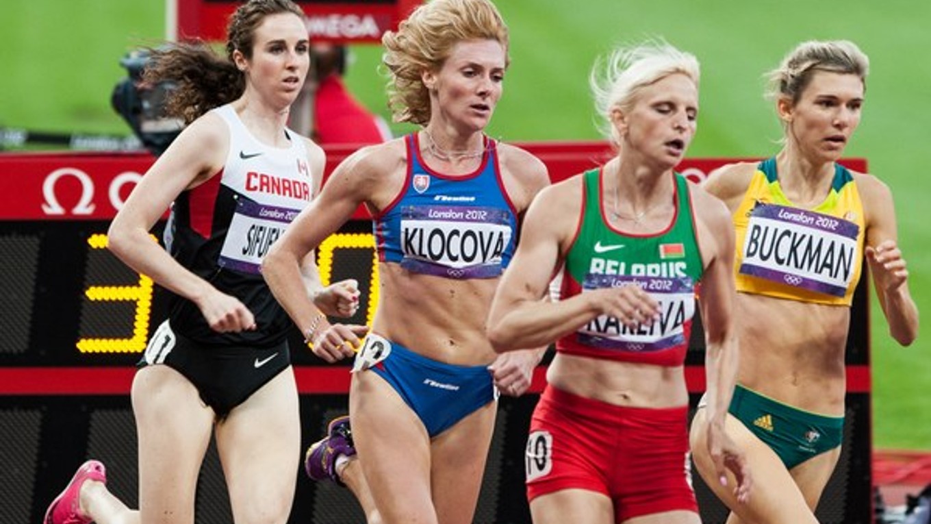 Lucia Klocová (druhá zľava) a Natalia Korejvová (druhá sprava) počas olympijského finálového behu.