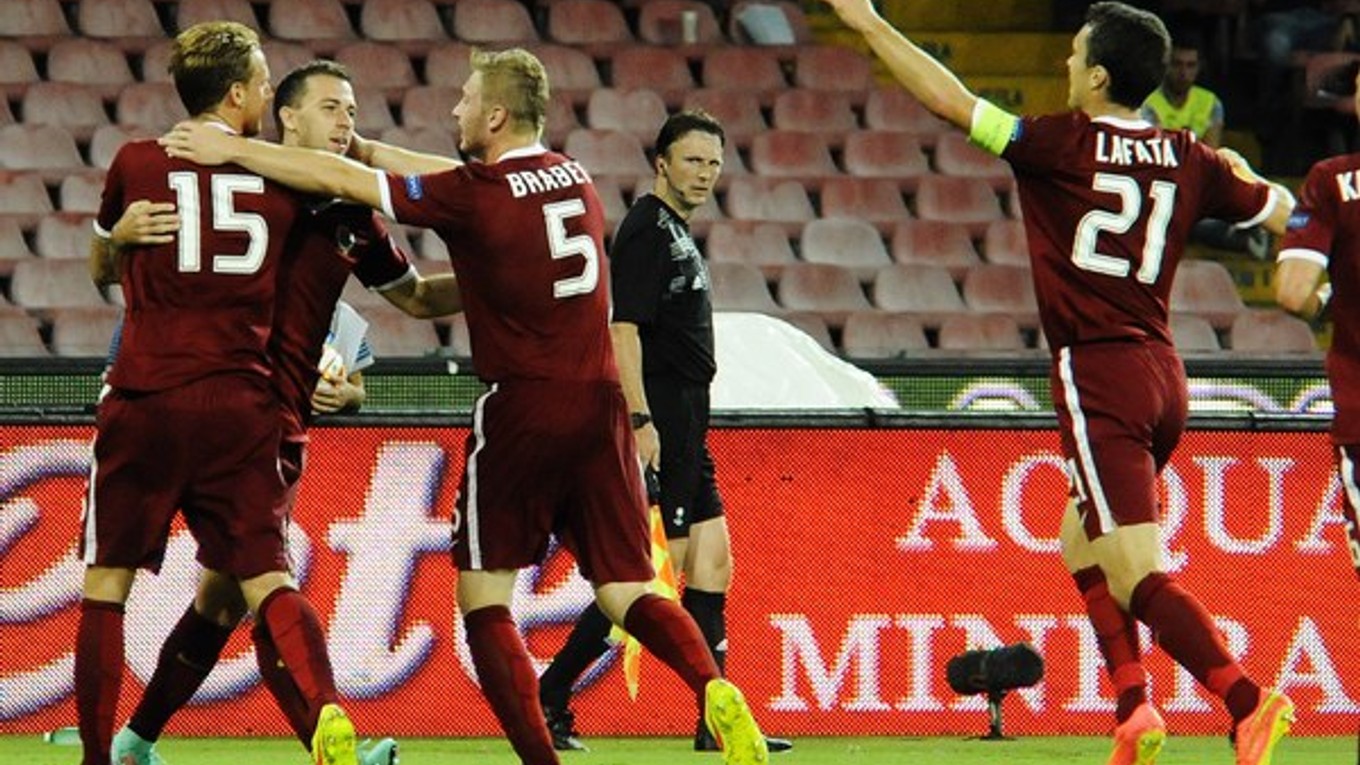 Futbalisti Sparty Praha sa tešia z gólu, ktorý strelili na ihrisku Neapola.