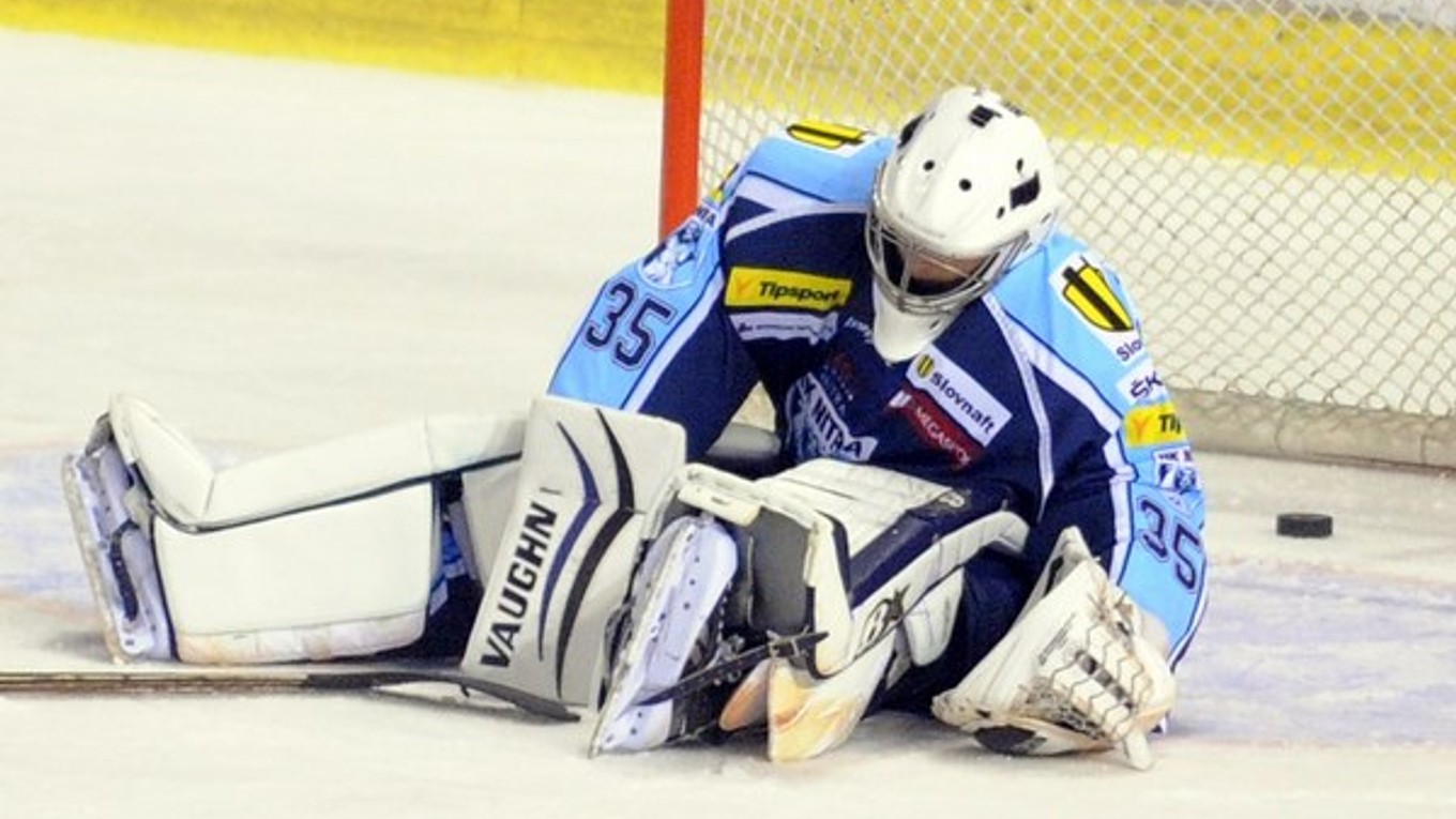 Brankár Vlastimil Lakosil a puk za jeho chrbtom. Nitre sa v tejto sezóne zatiaľ nedarí.