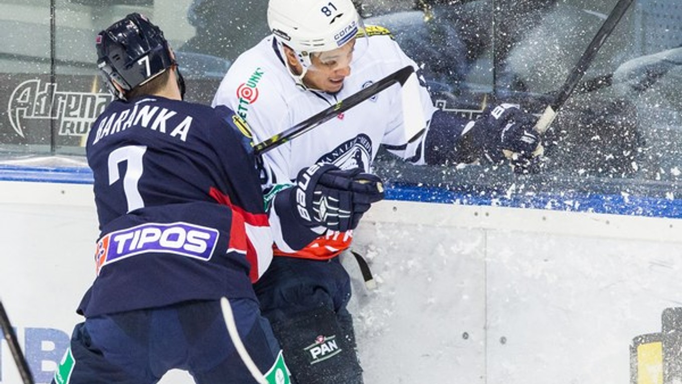 Obranca Slovana Ivan Baranka (vľavo) v súboji s Anthonym Stewartom z Medveščaku Záhreb.