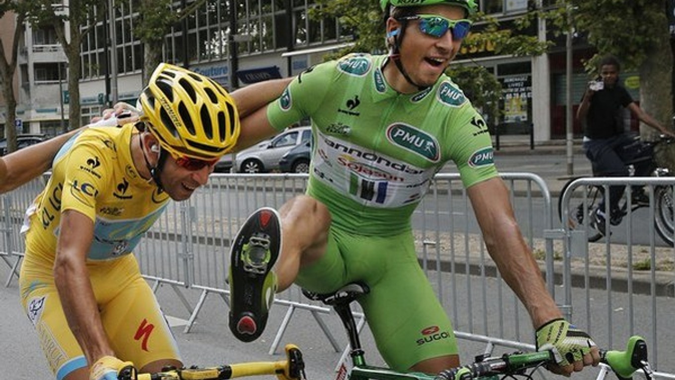Peter Sagan (vpravo) obhájil na Tour de France zelený dres, ale so sezónou spokojný nie je.