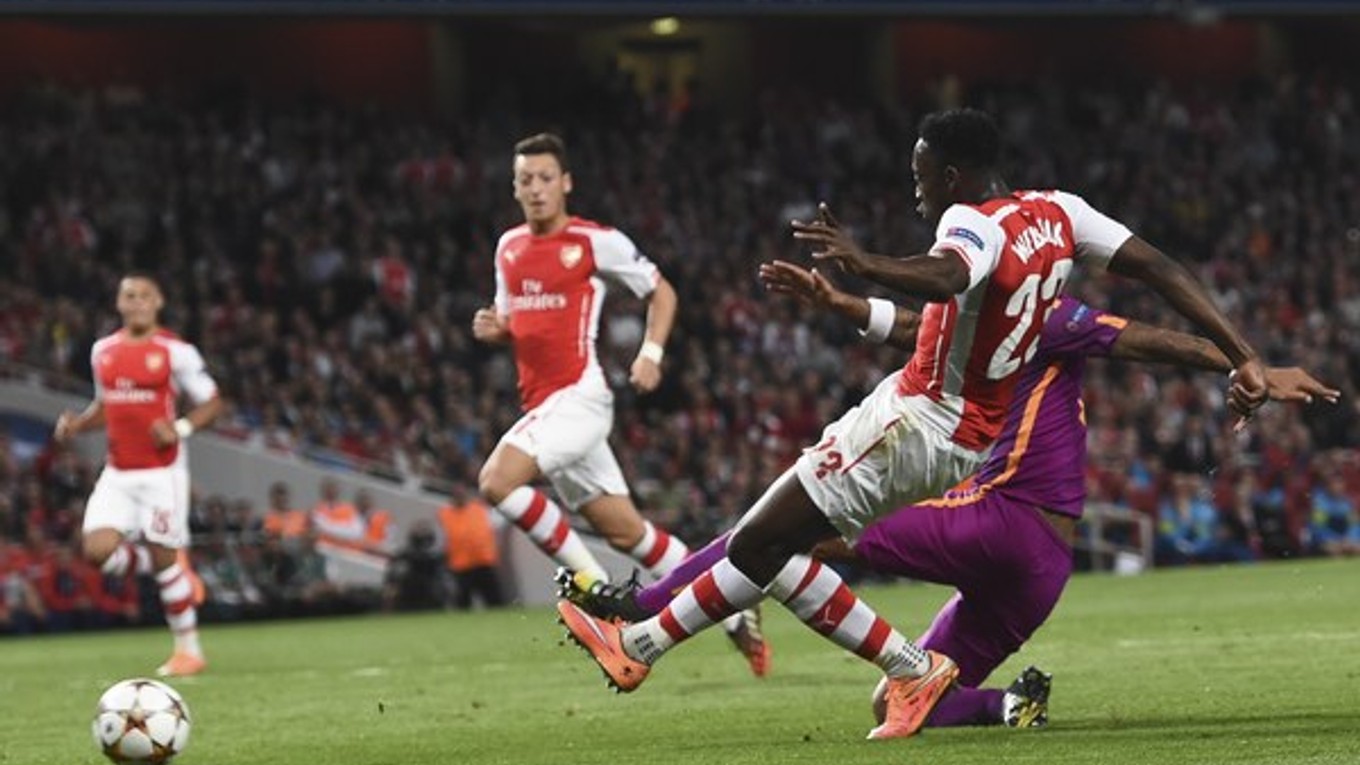 Danny Welbeck (vpravo) z Arsenalu strieľa jeden zo svojich gólov.