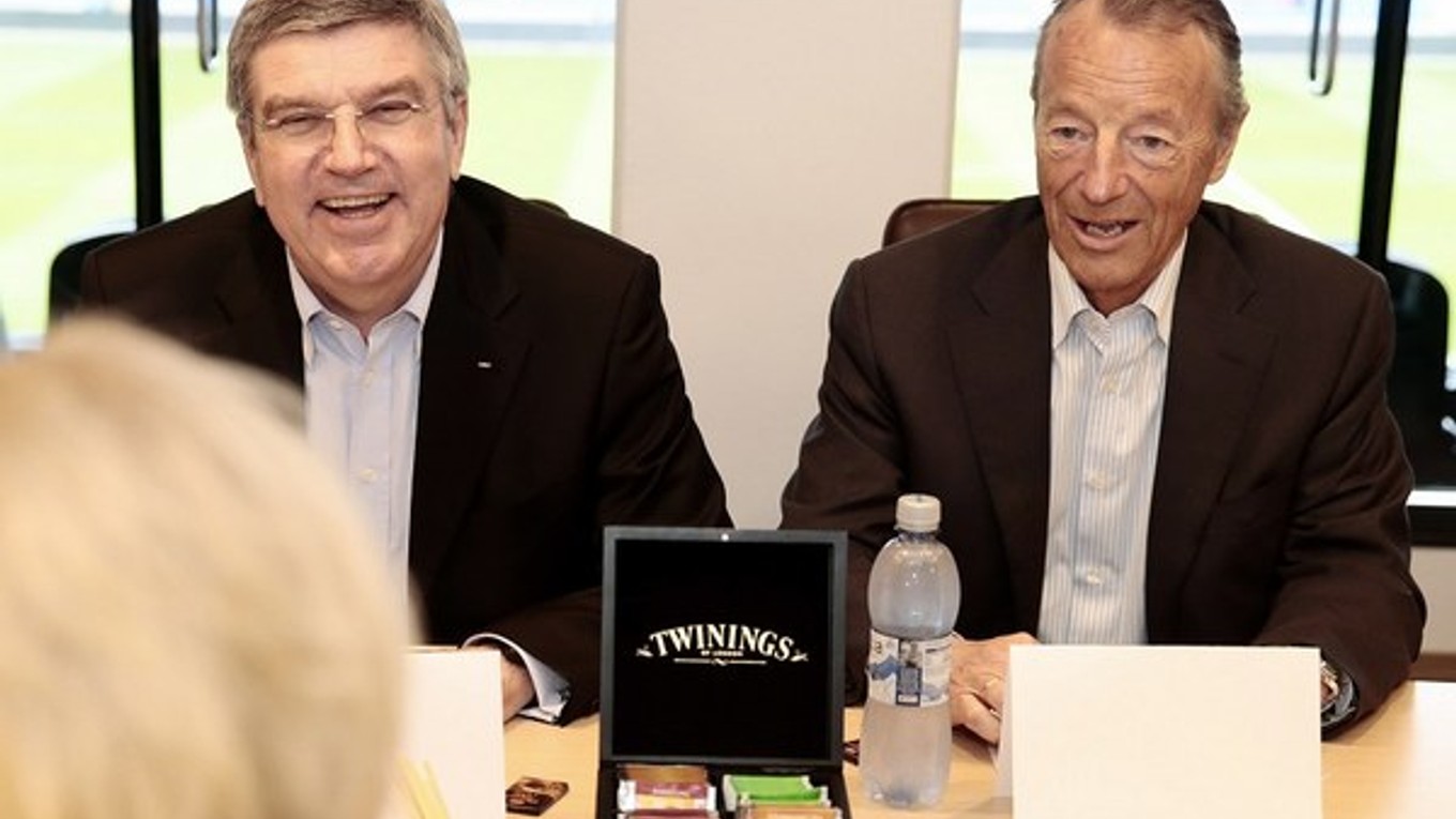 Šéf MOV Thomas Bach (vľavo) s Gerhardom Heibergom, členom MOV, v Osle.