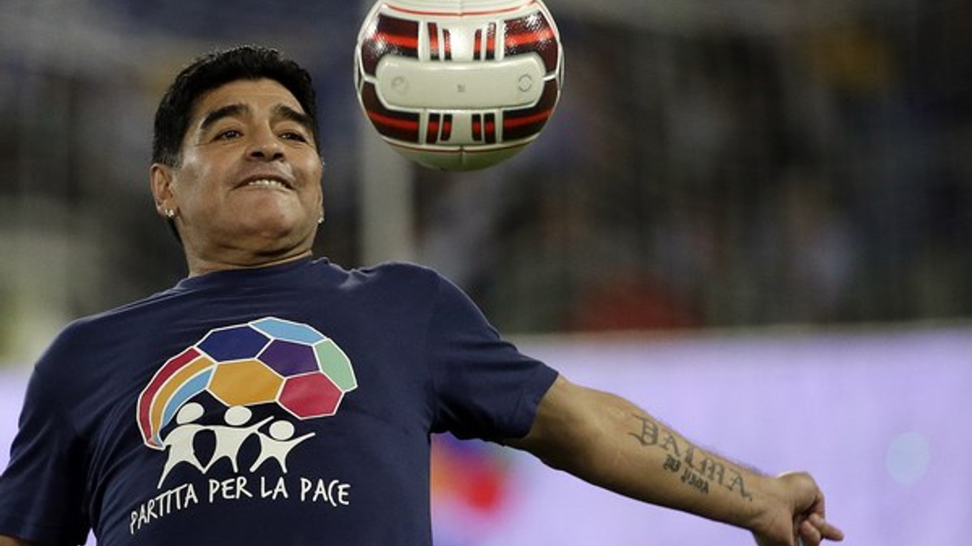 Diego Maradona pred zápasom za mier.