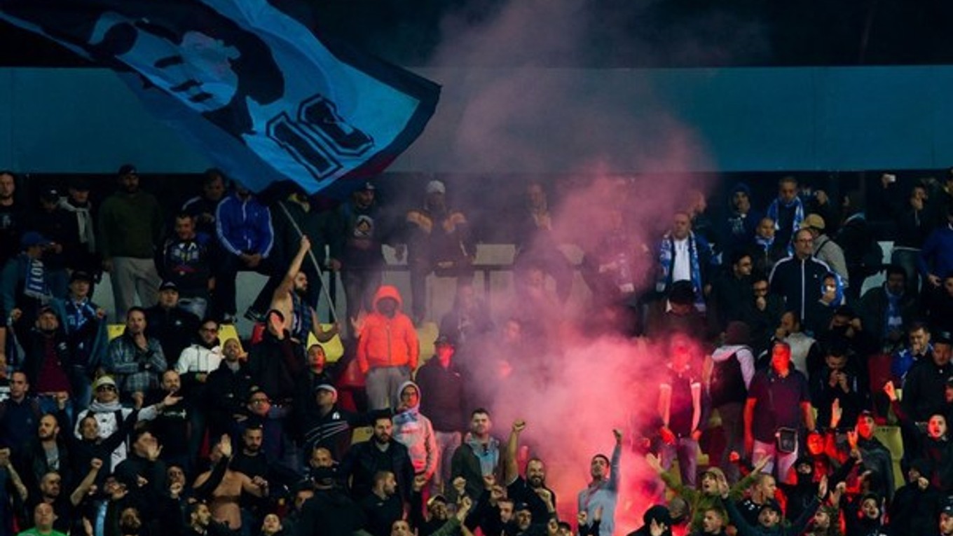Fanúšikovia SSC Neapol vášnivo prežívajú zápasy svojho tímu.