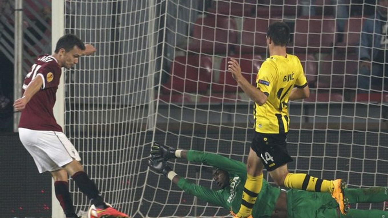 Na bránku strieľa David Lafata.