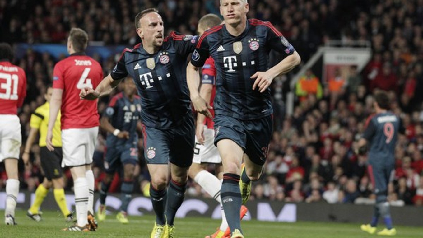 Bastian Schweinsteiger (vpravo) oslavuje so spoluhráčom Franckom Ribérym.