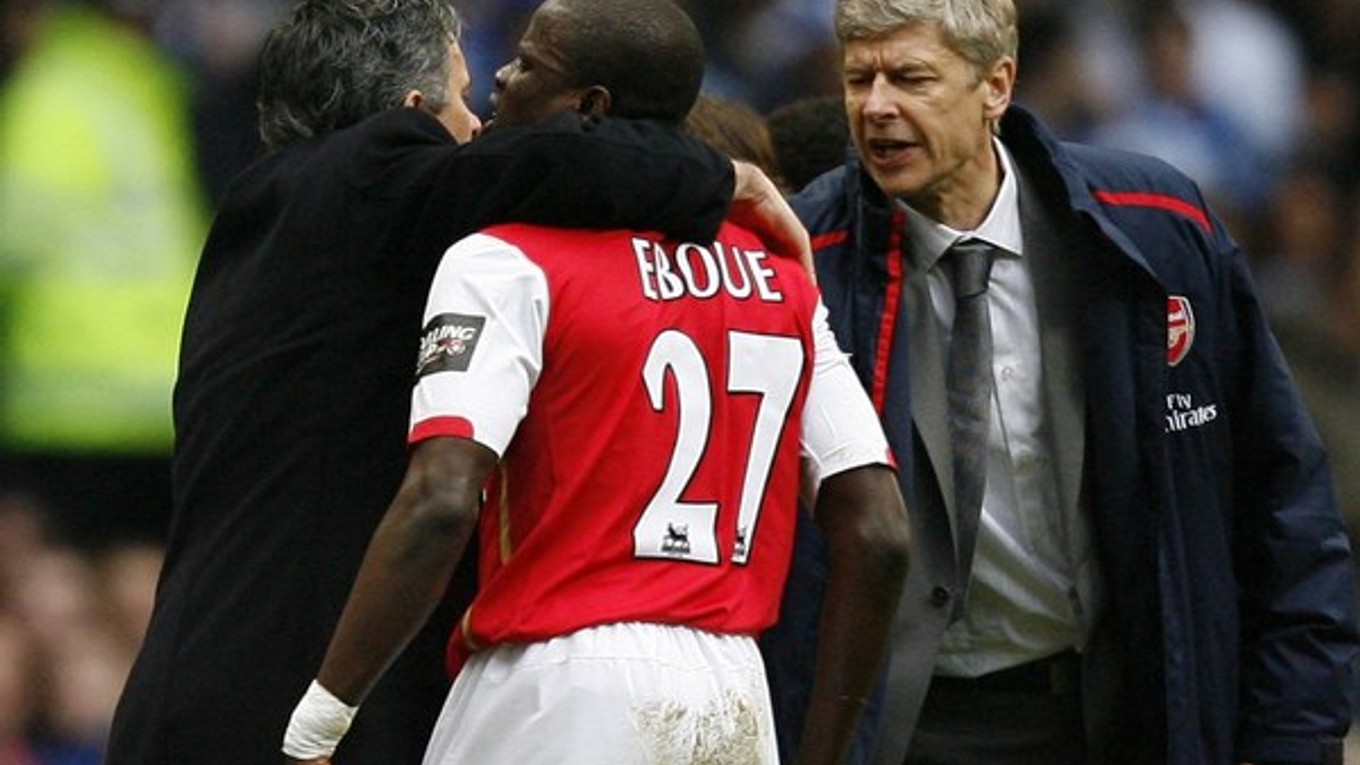Tréner Chelsea Jose Mourinho (vľavo) a kouč Arsenalu Arséne Wenger.