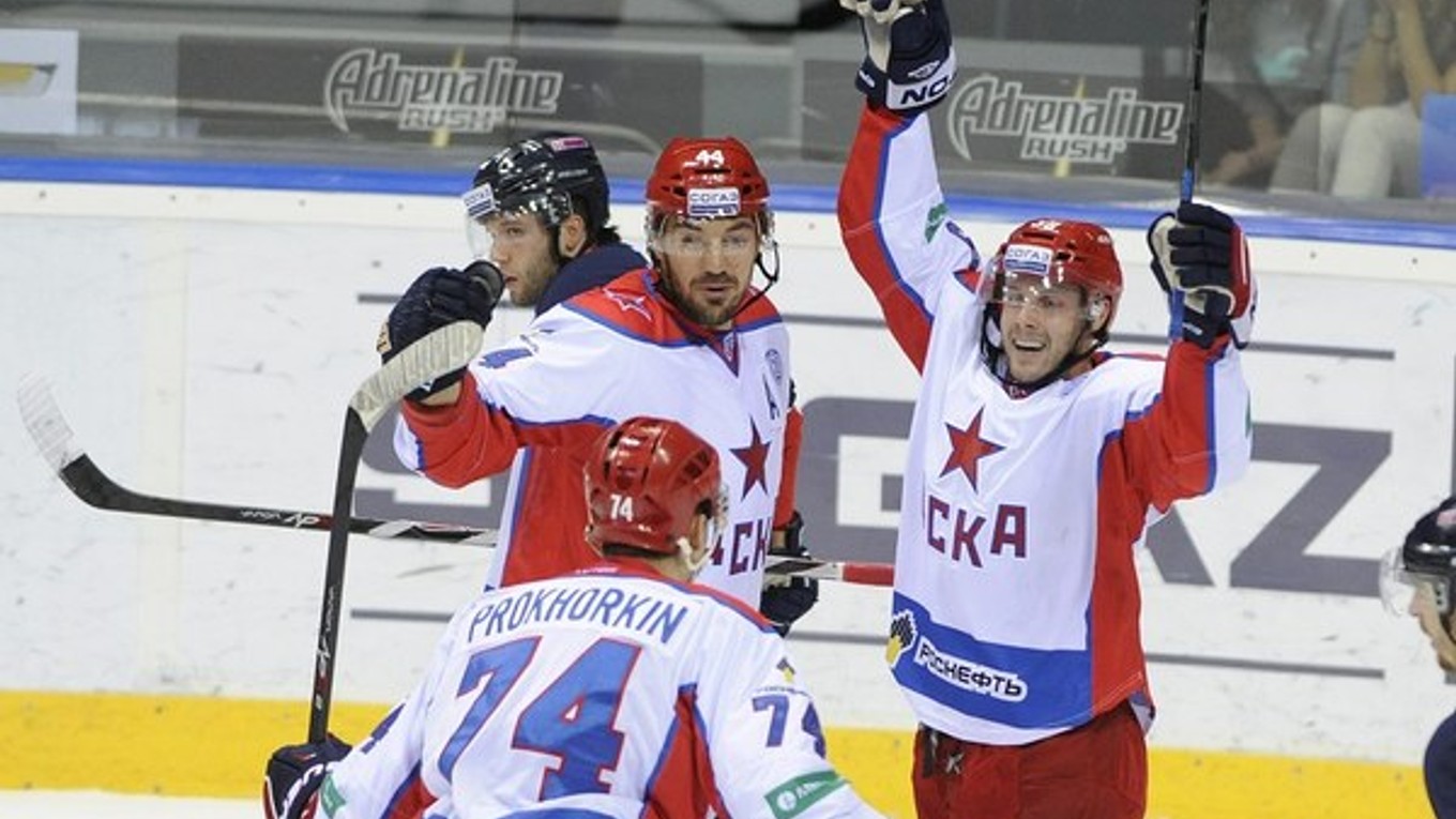 Hokejisti CSKA Moskva sa tešia z gólu na ľade Slovana Bratislava
