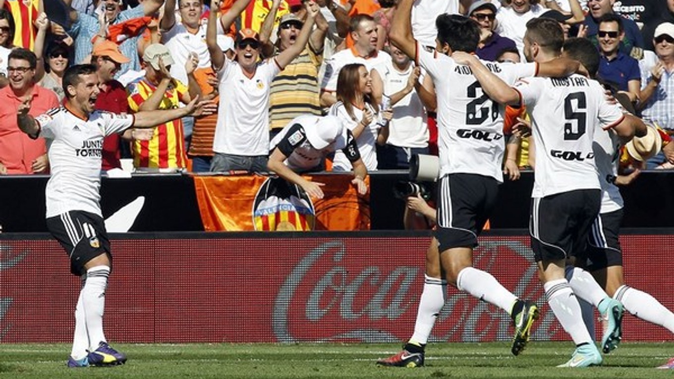 Radosť futbalistov Valencie z gólu do bránky Atlética Madrid.