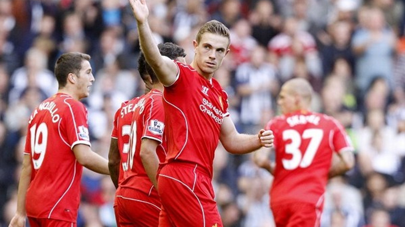 Liverpoolčan Jordan Henderson oslavuje svoj víťazný gól do bránky West Bromu.