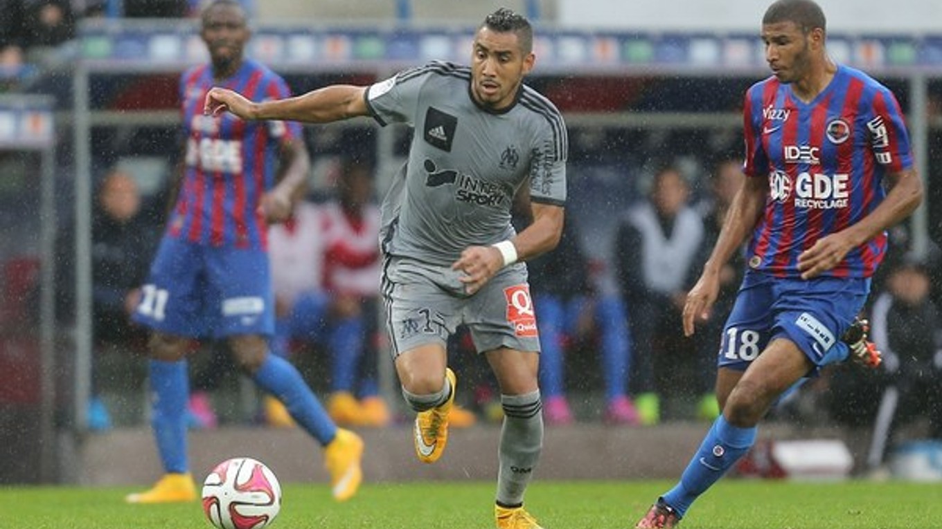 Payet z Marseille (vľavo) v súboji s hráčom Caen Adeottim.
