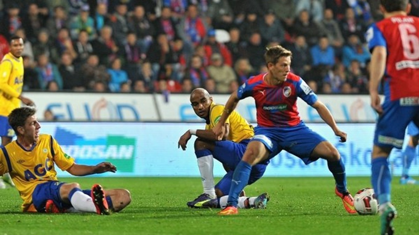 Patrik Hrošovský z Plzne (druhý sprava) sa snaží udržať loptu pred hráčmi Teplíc.