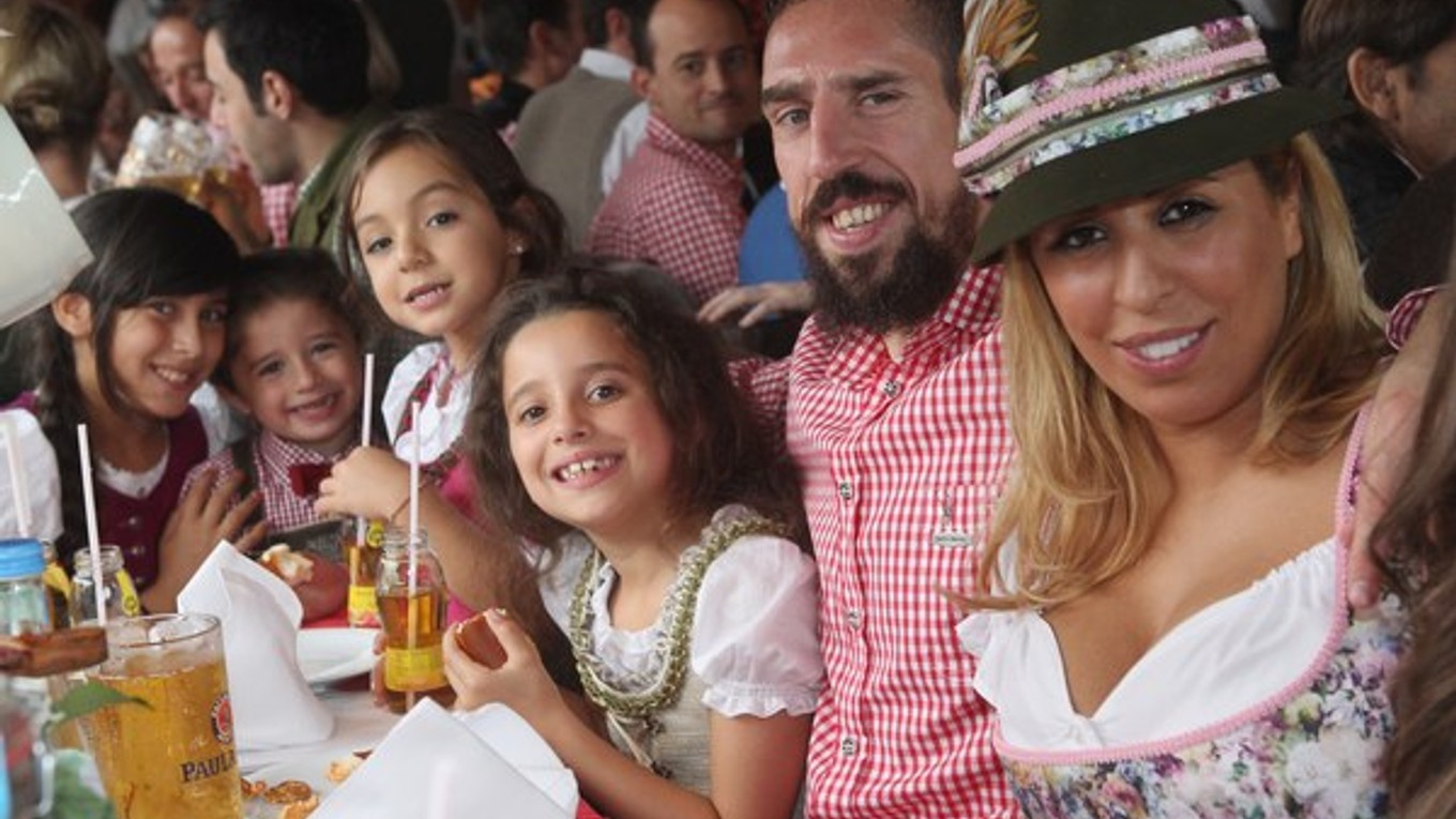 Franck Ribéry s manželkou Wahibou a deťmi.