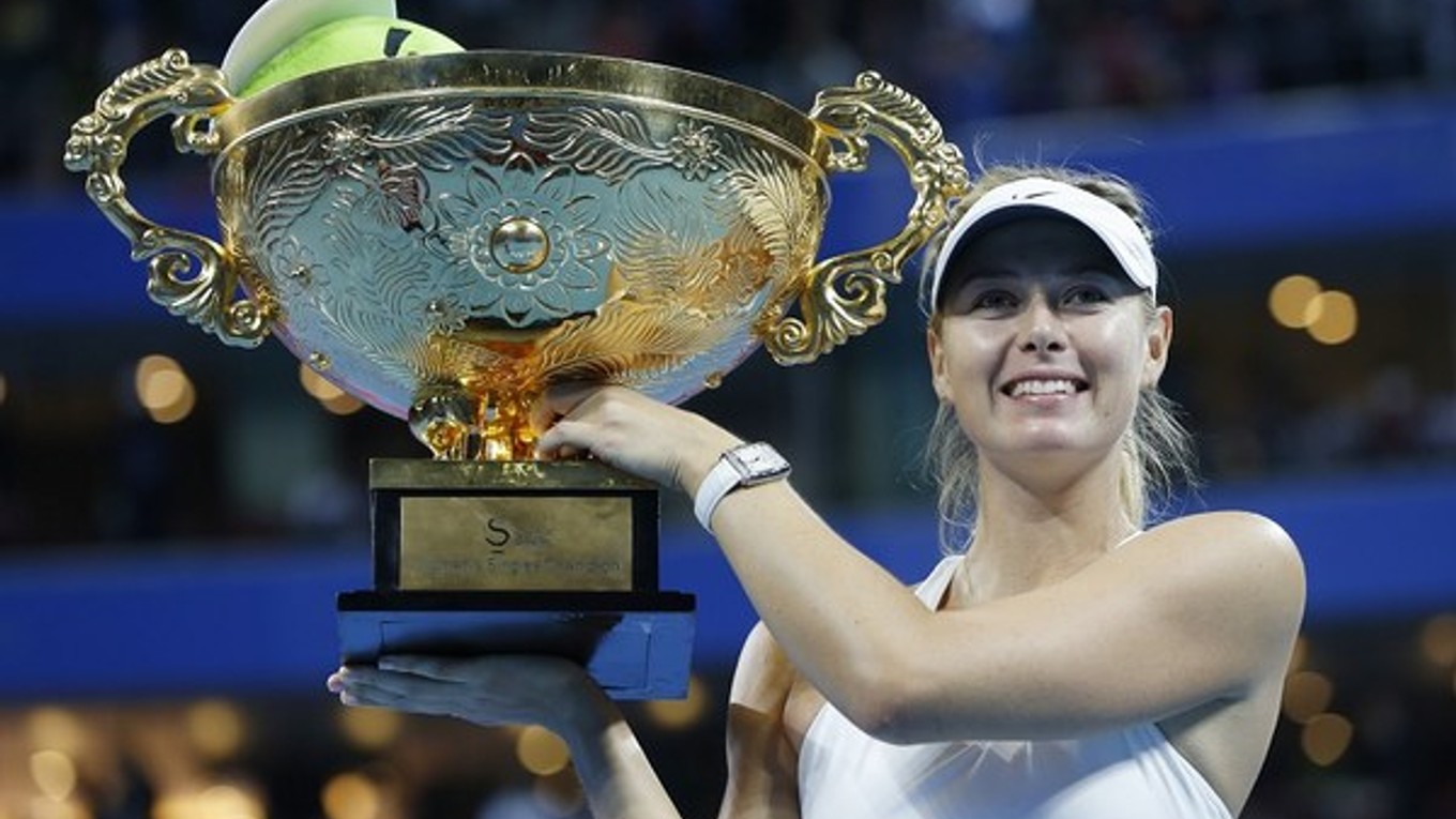 Maria Šarapovová sa teší z triumfu na turnaji v Pekingu.