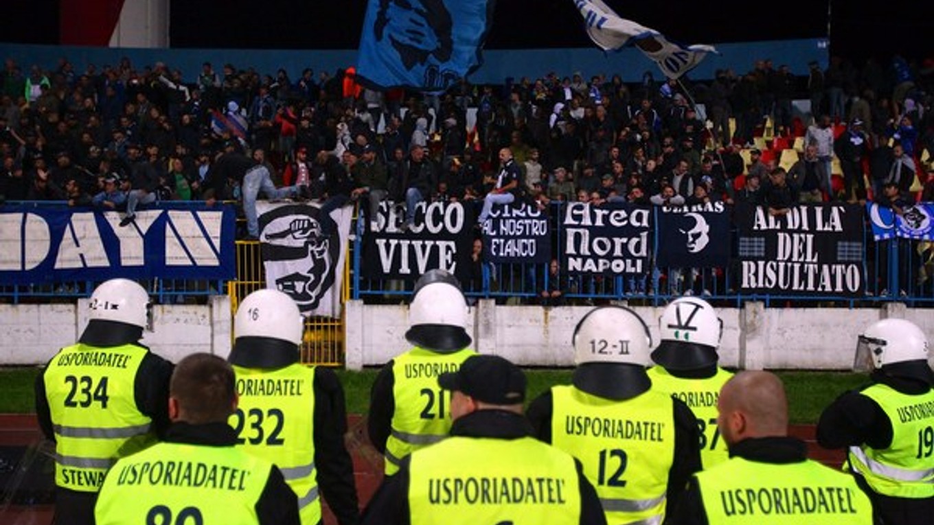 Fanúšikovia Neapola počas zápasu na Pasienkoch.