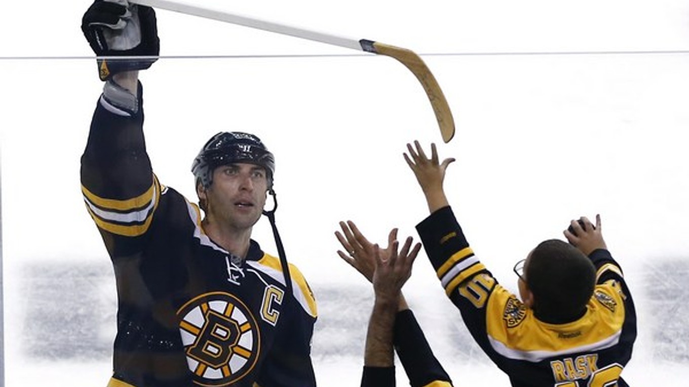 Zdeno Chára dáva svoju hokejku fanúšikovi Bostonu. S klubom Bruins má zmluvu do roku 2018.