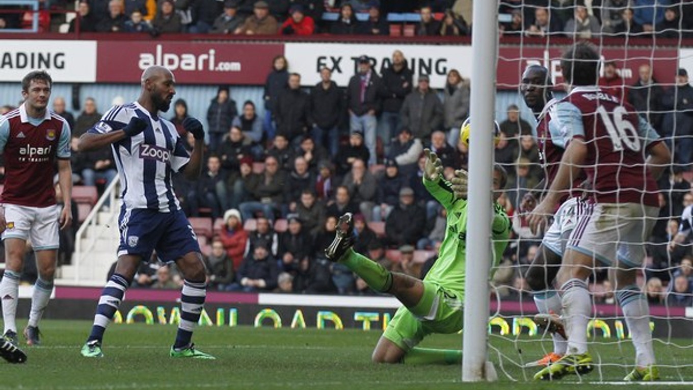 Veľkou hviezdou novej futbalovej ligy v Indii bude aj Nicolas Anelka (druhý zľava).