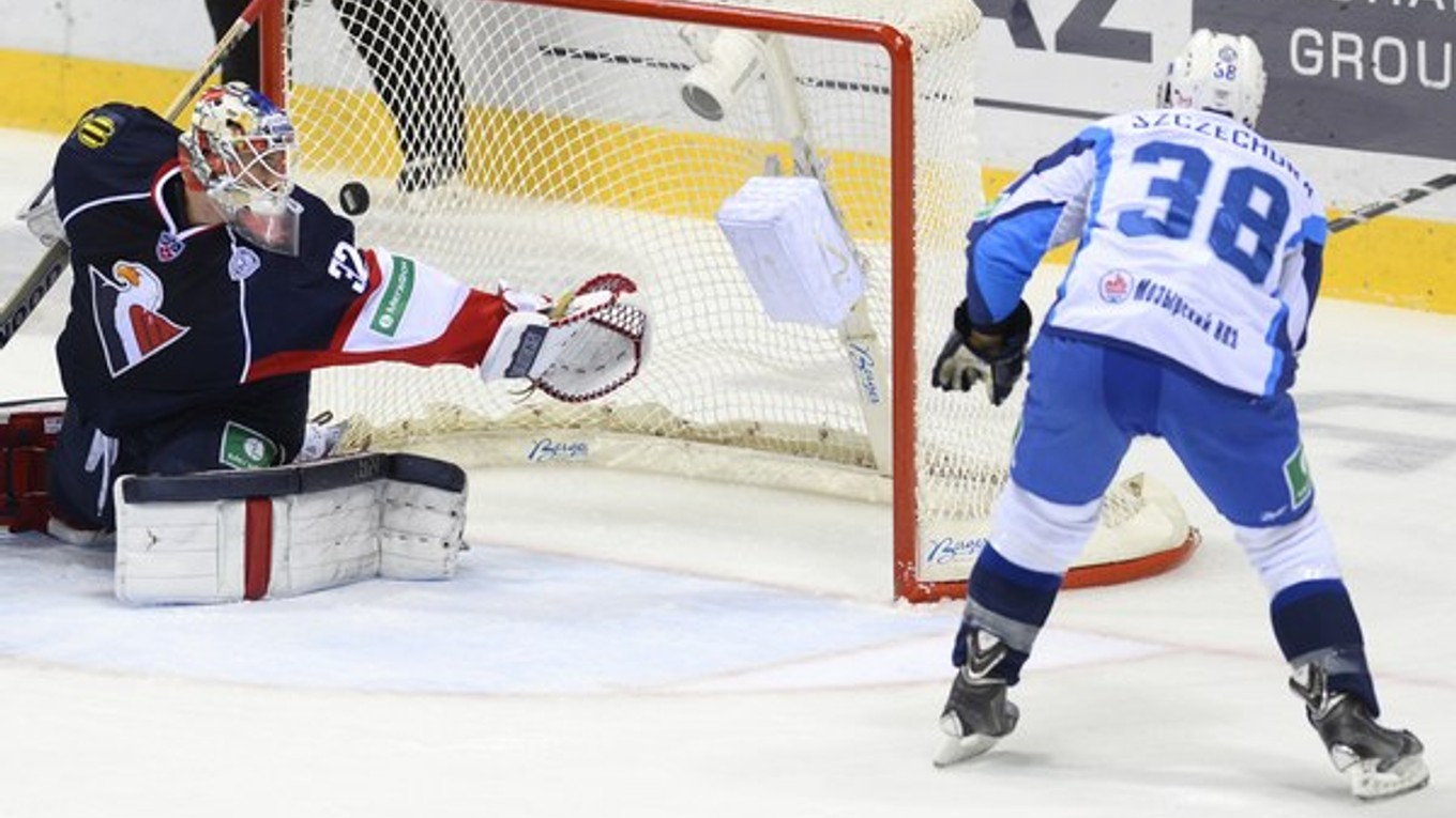 Hráč Dinama Minsk Paul Szczechura (vpravo) prekonáva brankára Slovana Jaroslava Janusa v  prvom zápase v Bratislave.