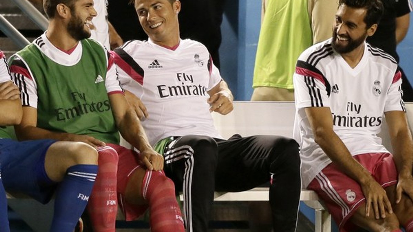 Cristiano Ronaldo (v strede)