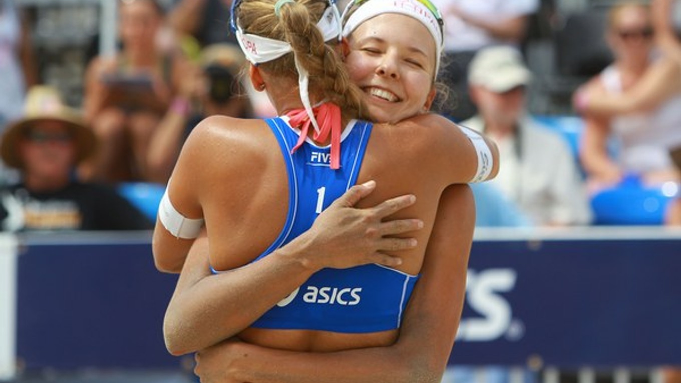Slovenské reprezentantky v plážovom volejbale Natália Dubovcová a Dominika Nestarcová.