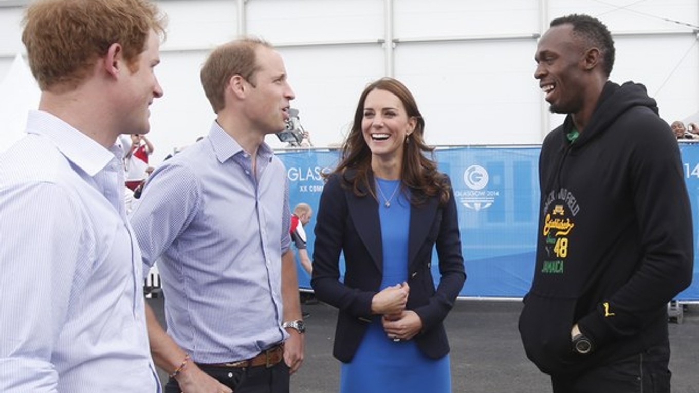Britský princ Harry (vľavo), britský princ William (druhý zľava), jeho manželka Kate a jamajský šprintér Usaim Bolt sa rozprávajú počas stretnutia na Hrách Commonwealthu v škótskom Glasgowe.