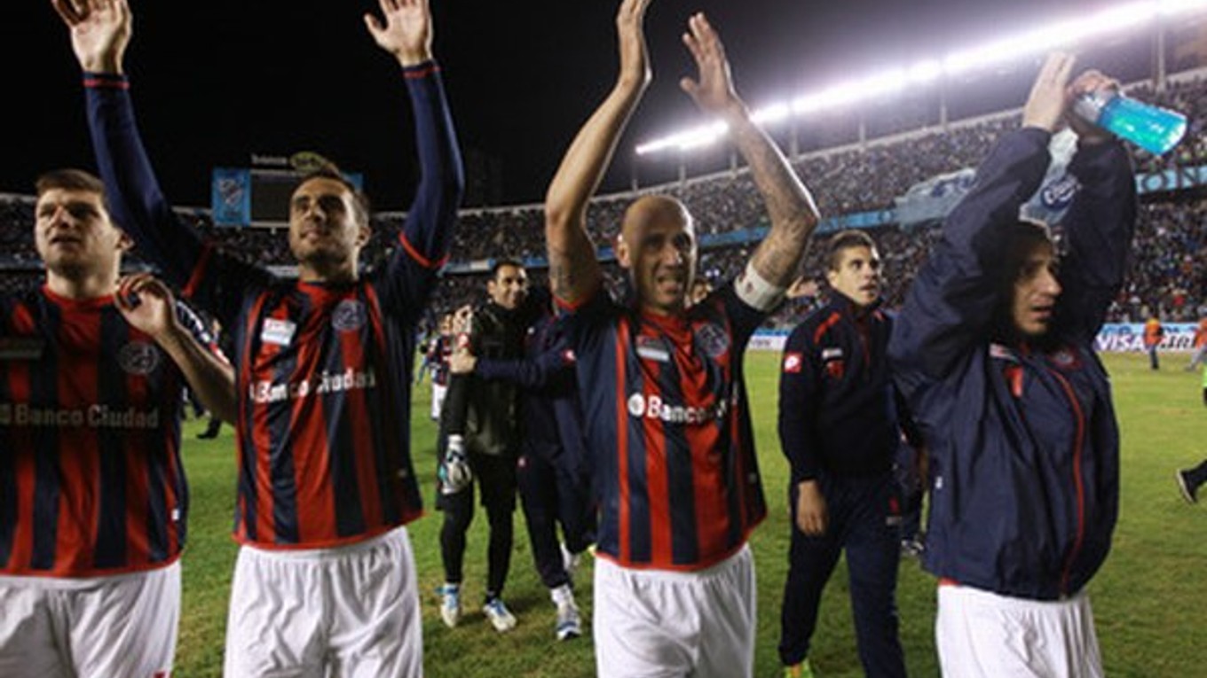 Futbalisti San Lorenzo oslavujú postup.