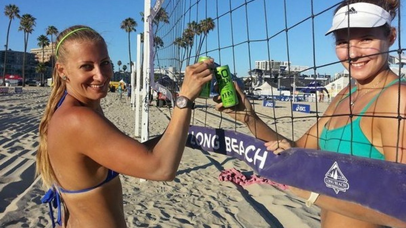 Natália Dubovcová a Dominika Nestarcová v Long Beach.