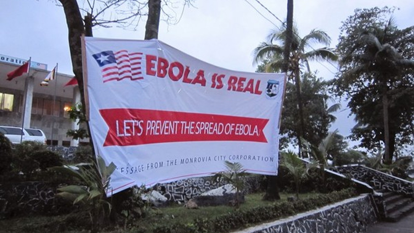 "Ebola je ozajstná," hovorí varovanie v meste Monrovia v Libérii.
