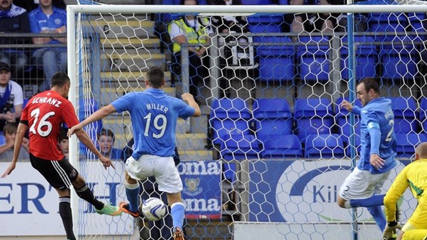 Ivan Schranz strieľa gól do bránky St. Johnstone.