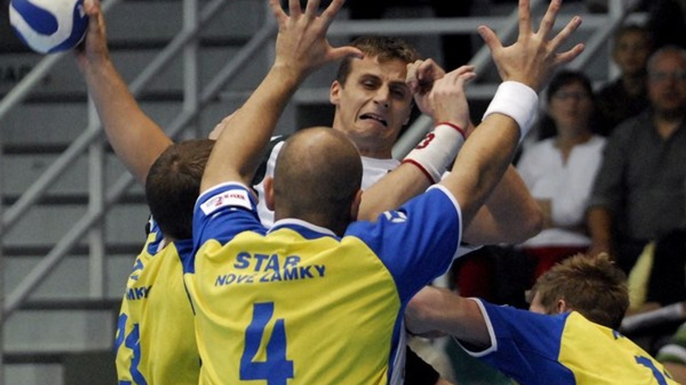 Radoslav Pekár (s loptou) v zápase proti Novým Zámkom.