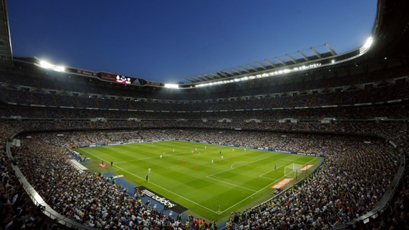 Zaplnený štadión Realu Madrid.