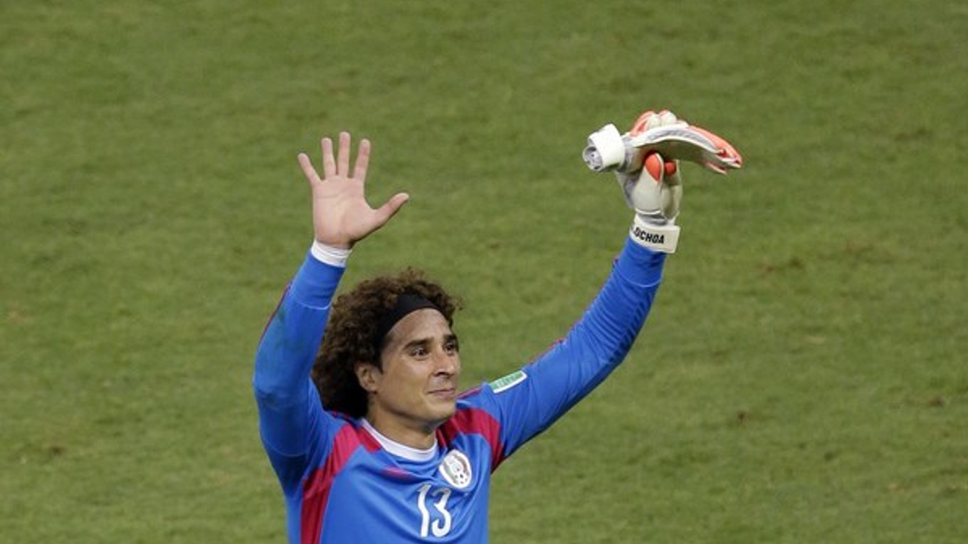 Mexický brankár Guillermo Ochoa bude v kariére pokračovať v španielskom klube Málaga.
