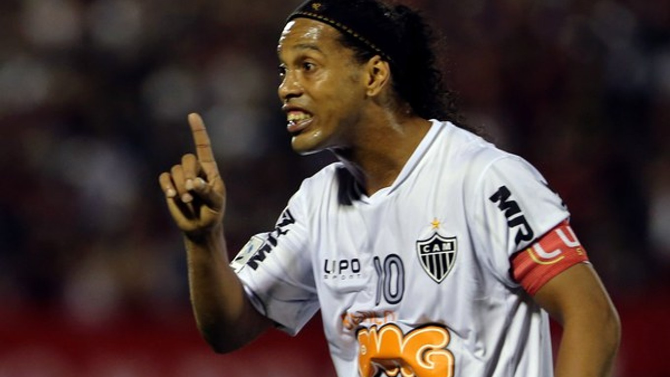 Brazílčan Ronaldinho prestupuje z Mineira do New Yorku Red Bulls.