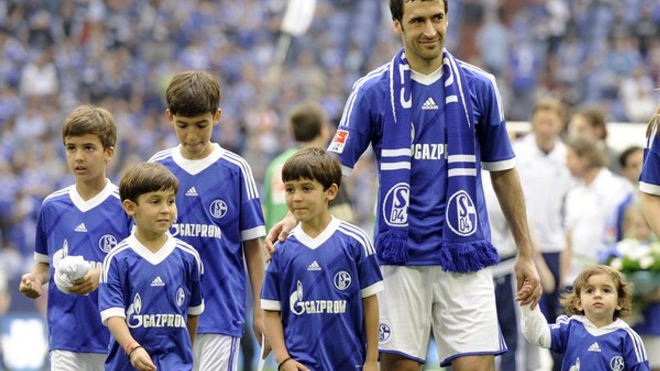 Španielsky hráč Schalke Raul kráča so svojimi piatimi deťmi z trávnika pri rozlúčke s fanúšikmi po  bundesligovom zápase s Berlínom v Gelsenkirchen 28/.apríla 2012. V dresoch s nápisom Gazprom.