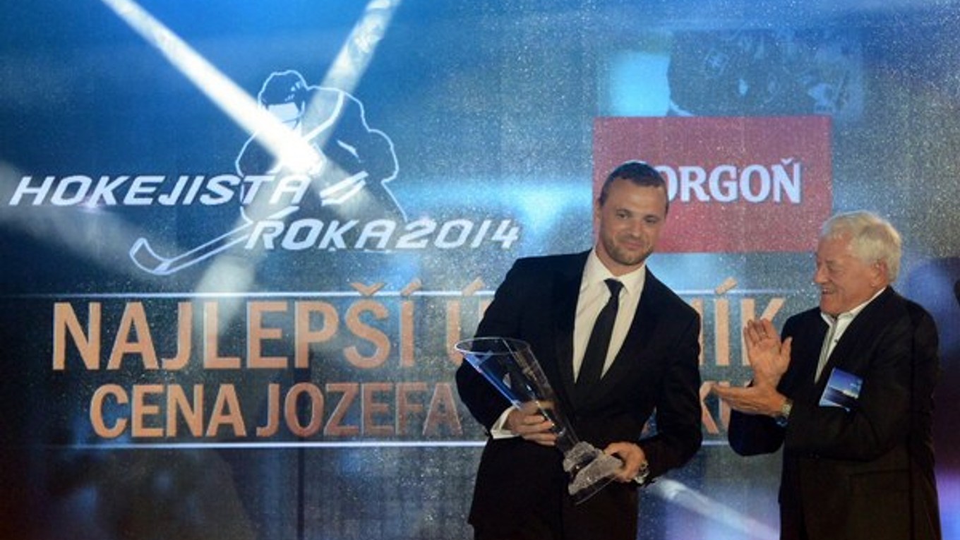 Marián Gáborík s trofejou pre najlepšieho útočníka na Slovensku. Tlieska mu Jozef Golonka.