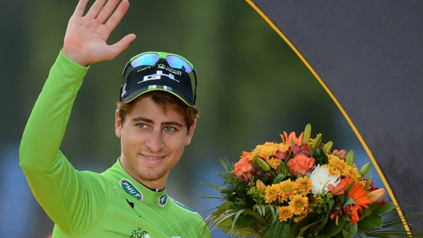 Peter Sagan z tímu Cannondale pózuje v zelenom drese pre víťaza bodovacej súťaže 101. ročníka najslávnejších pretekov sveta Tour de France v Paríži 27. júla.