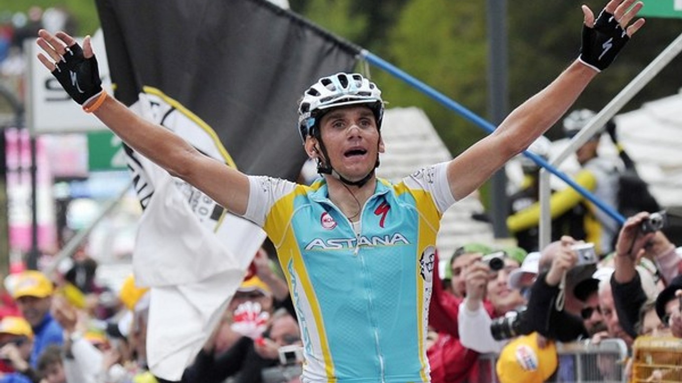 Kreuziger oslavuje v cieli víťazstvo 19. etapy Giro d'Italia 25. mája 2012.