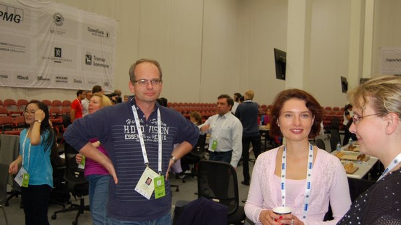 Na snímke zľava kapitán ženského družstva Igor Štohl, v strede hráčka Eva Repková.