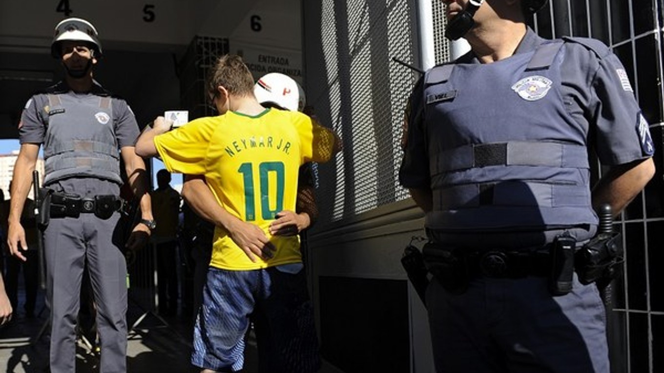 V Rusku vraj nútili ženské fanúšičky vyzliecť sa pri kontrole.