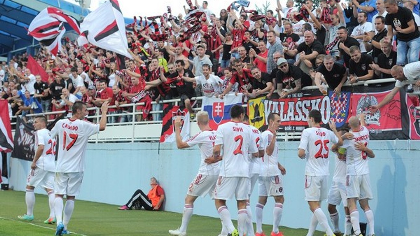 Futbalisti a fanúšikovia Spartaka Trnava počas zápasu 2. predkola EL proti FC Zestafoni.
