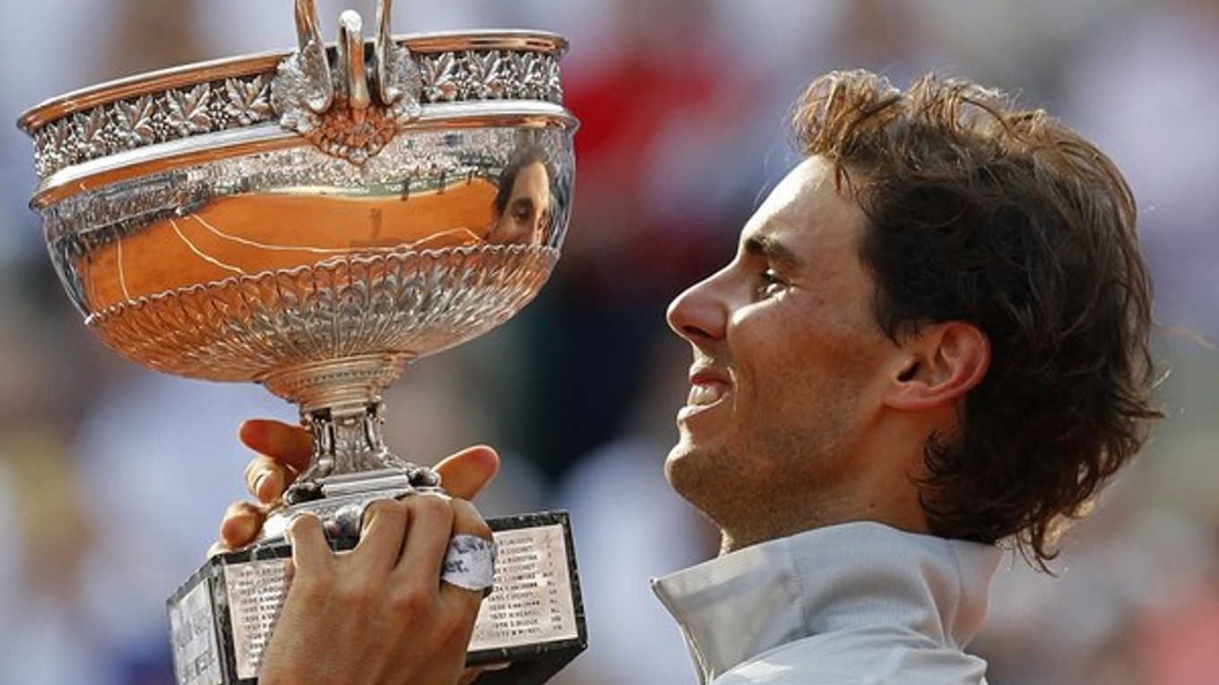 Rafael Nadal s trofejou pre víťaza Roland Garros.