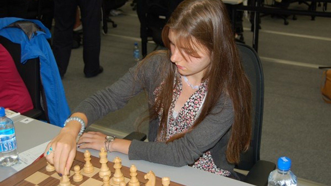 Veronika Gažíková počas partie 4. kola na Svetovej šachovej olympiáde v nórskom Tromsö proti Iránu.