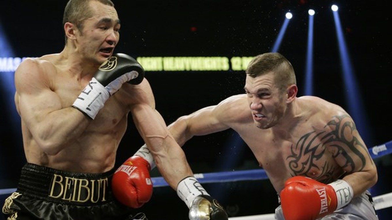 Tomi Kid Kovács (vpravo) a kazašský pästiar Beibut Šumenov počas prestížneho zápasu o titul majstra sveta poloťažkej váhovej kategórie organizácií WBA a IBA v americkom San Antoniu 14. decembra 2013.