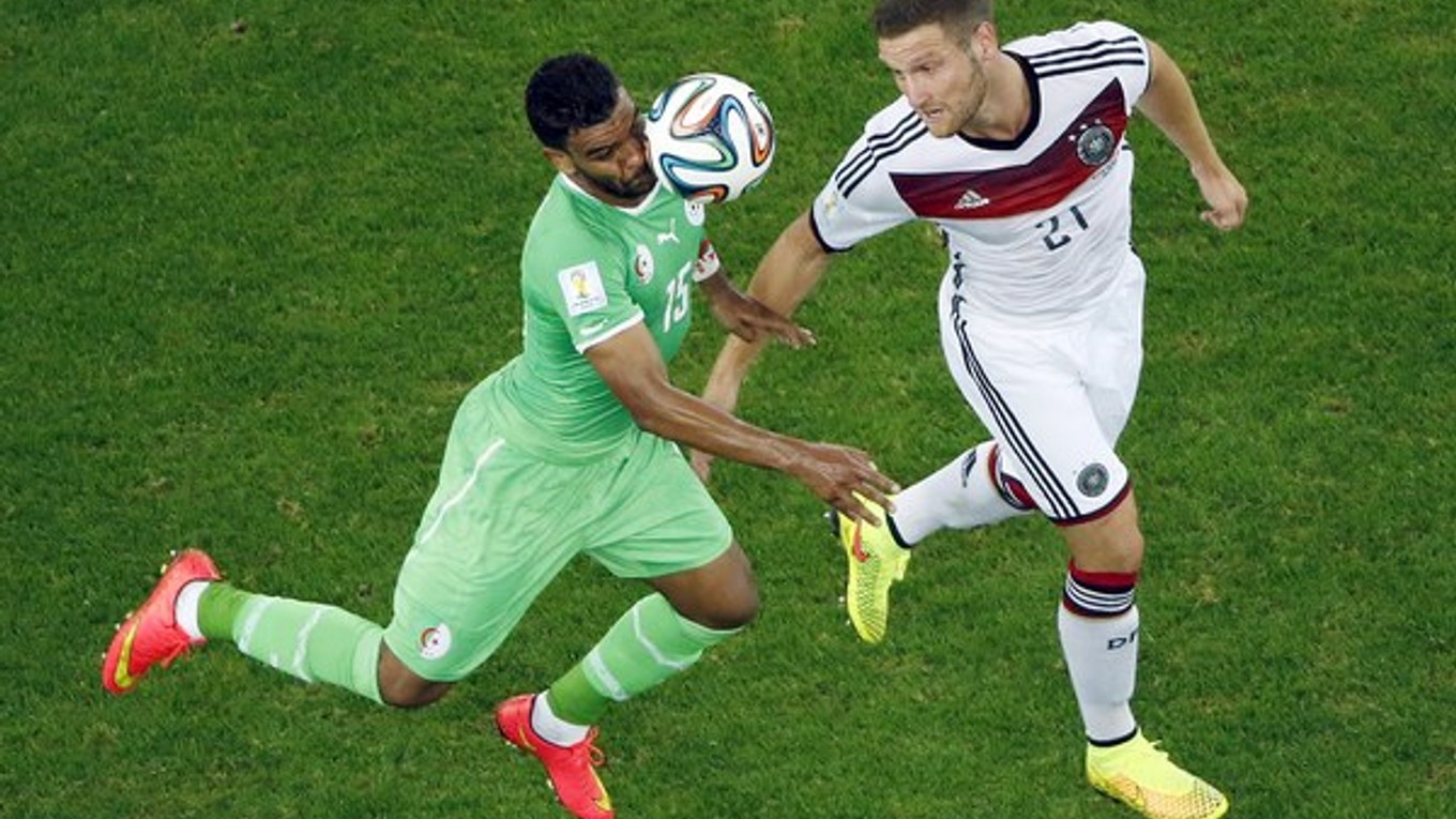 Nemecký reprezentant Shkodran Mustafi (vpravo)prestúpil z Janova do FC Valencia.