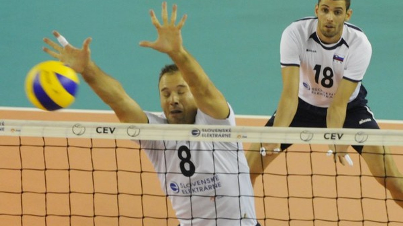 Blokuje Martin Snopko, v súčasnosti volejbalista kazašského Pavlodaru.