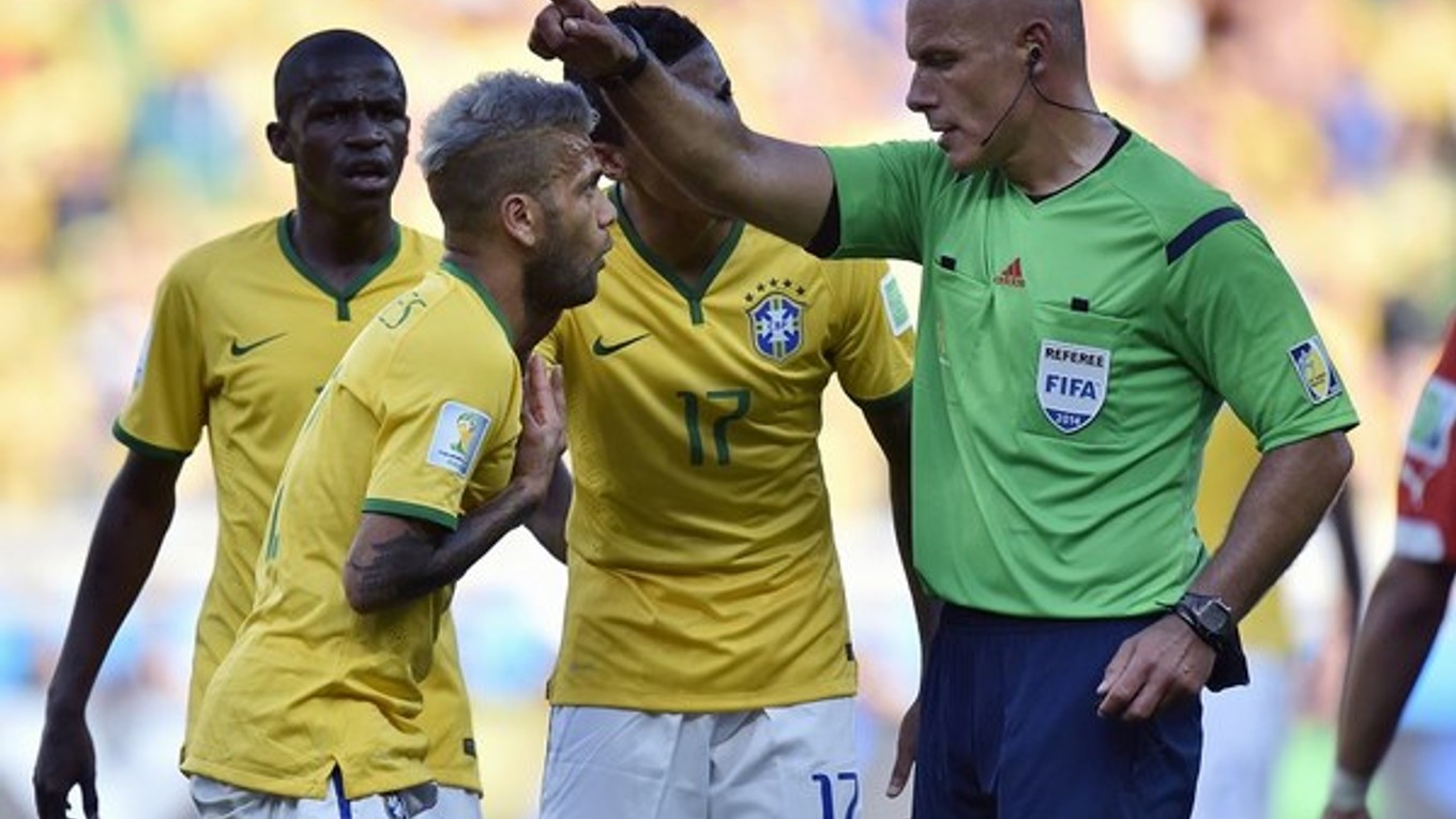Howard Webb počas MS v Brazílii v diskusii s Danim Alvesom.