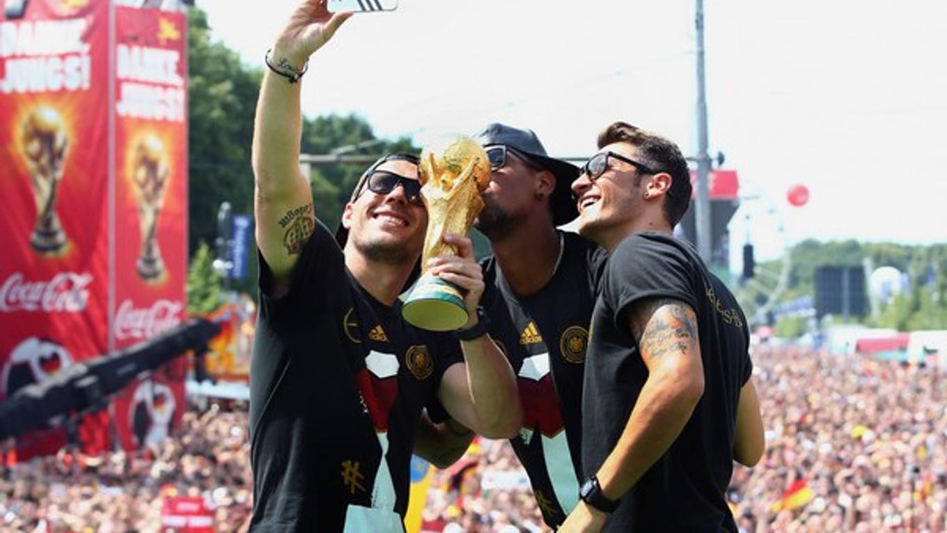 Lukas Podolski (vľavo) a Mesut Özil (vpravo) takto oslavovali titul majstrov sveta v Berlíne.