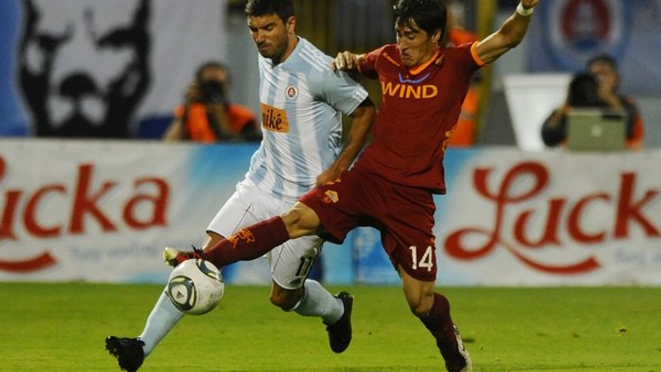 V roku 2010 prešiel Slovan do Európskej ligy cez AS Rím. Marko Milinkovič (vľavo v súboji s Bojanom Krkičom) je pri postupe aj tento rok.