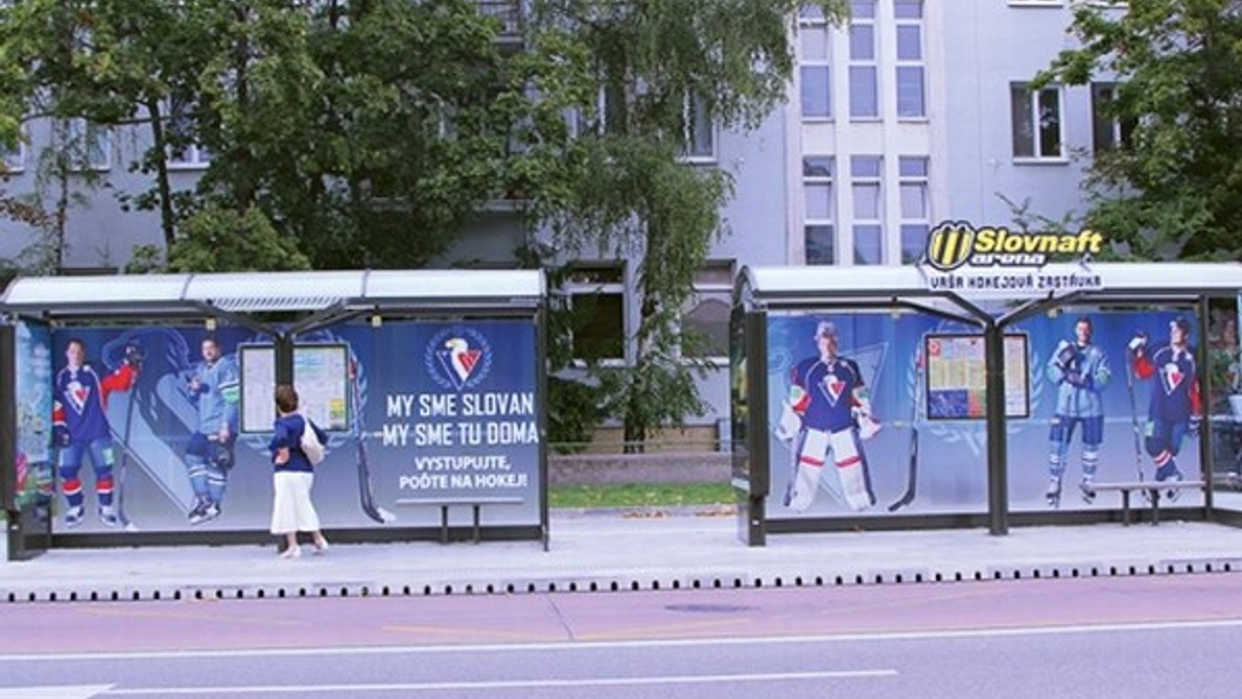 Zastávka Slovnaft aréna oproti hokejovému štadiónu.